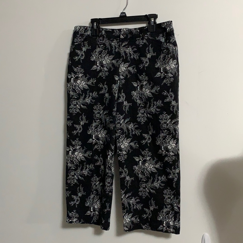 Croft & Barrow black & white Capris Gr8 condition